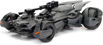 Jada Toys 253215000 Justice League Batmobil, hochdetailiertes 1:24 Modellauto inkl. Batman-Figur, Co