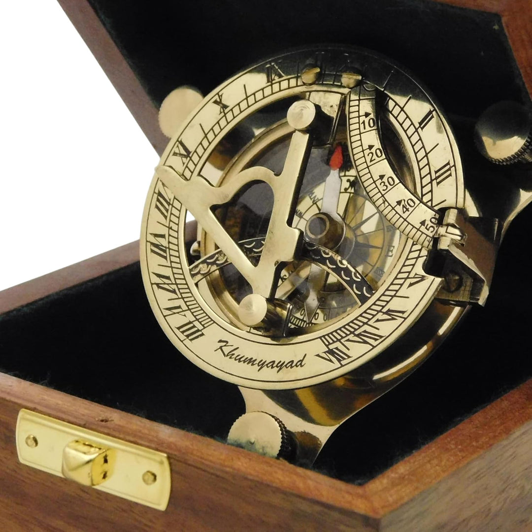 Messing-Kompass. Eleganter, traditioneller 7,6 cm grosser nautischer Sonnenuhr-Kompass aus antikem M