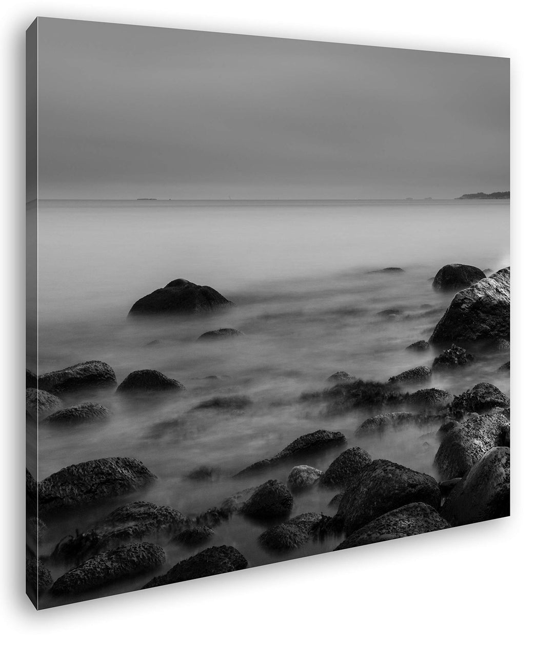 deyoli geheimnisvoller Kiesstrand in Schweden im Format: 60x60 Effekt: Schwarz&Weiss als Leinwandbil
