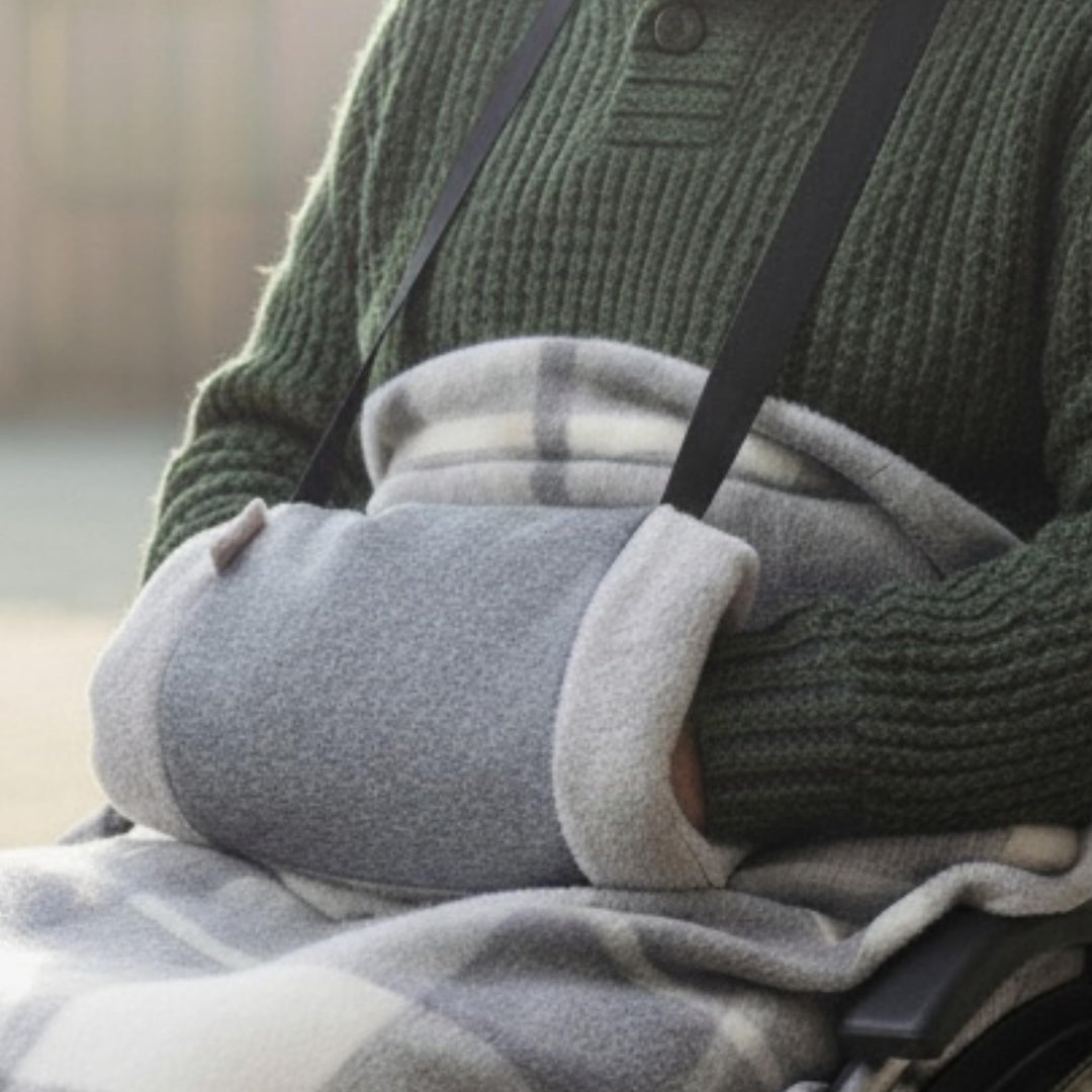SENIORI Handmuff - Wärme und Komfort für ROLLSTUHLFAHRER mit Weichem Fleece und Breitem Halsriemen (