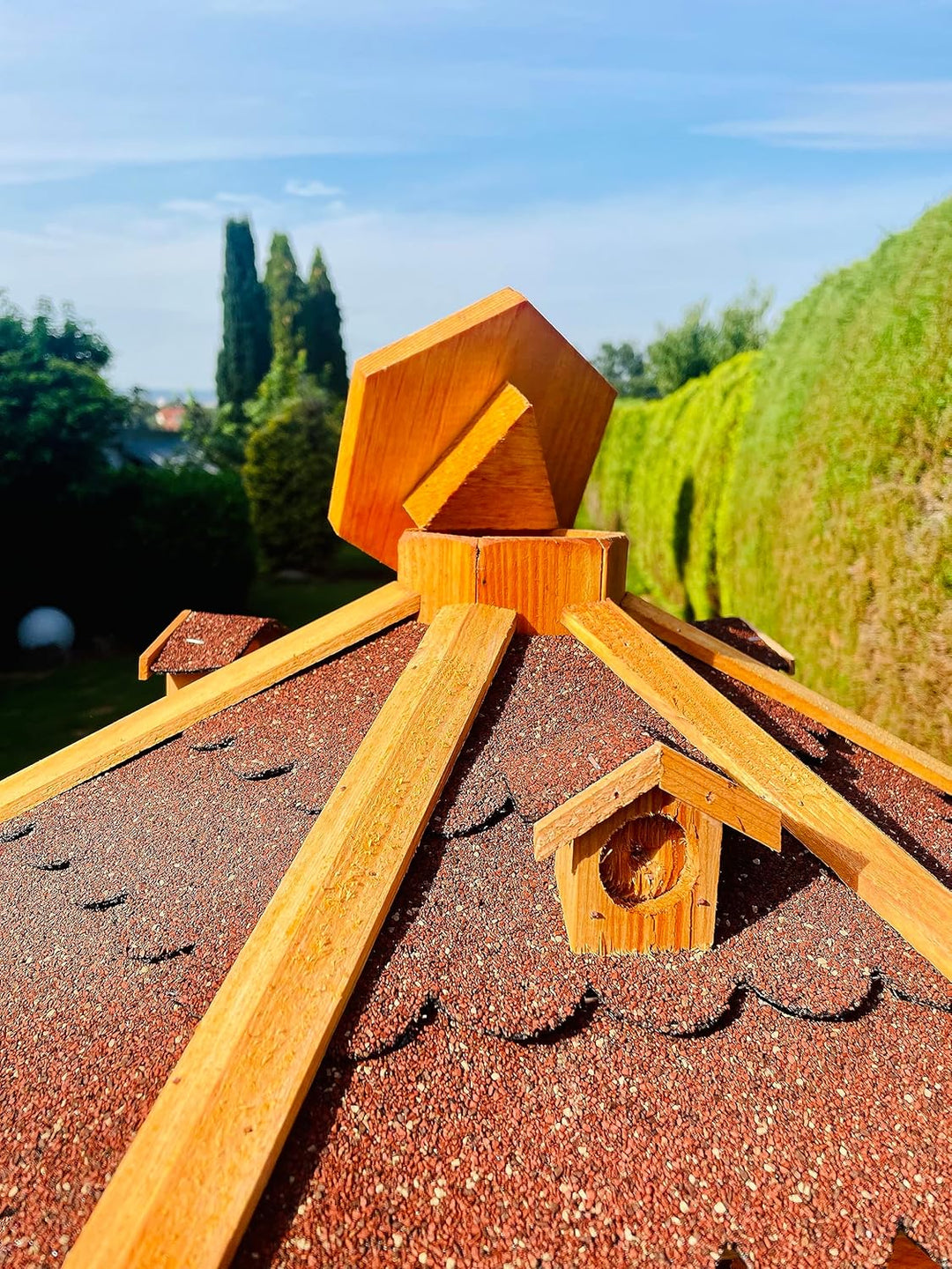 Vogelvilla wetterfest von L bis XL Futterhaus Vogelhaus mit oder ohne Ständer in Braun mit Rot, Grün