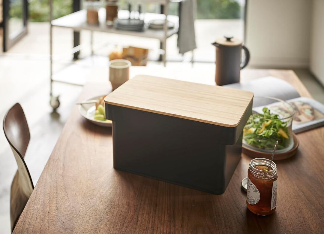 Yamazaki 4947 TOWER Brotkasten mit Messerablage, schwarz, Polypropylen/Bambus, Minimalistisches Desi