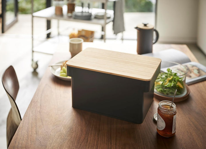 Yamazaki 4947 TOWER Brotkasten mit Messerablage, schwarz, Polypropylen/Bambus, Minimalistisches Desi