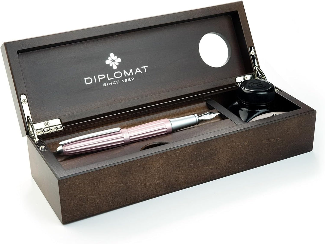 Diplomat Aero Füllhalter Set in antique rose mit Edelstahlfeder M und farblich perfekt passender Fül