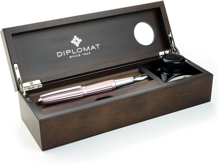 Diplomat Aero Füllhalter Set in antique rose mit Edelstahlfeder M und farblich perfekt passender Fül