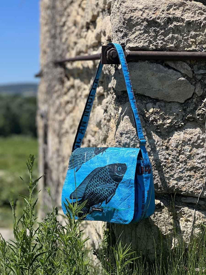 More Than Hip Qinisa Messenger Bag - Kleine Umhängetasche Damen aus Recycelten Zementsäcke Leichte S