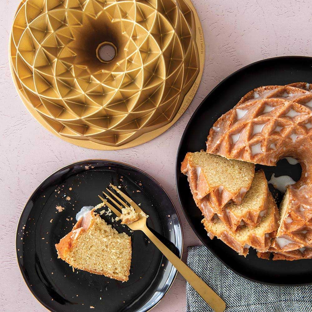 Nordic Ware Backform - Gugelhupf - Napfkuchen " Jubilee " in Gold mit filigranem Design für echte Ba