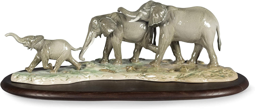 LLADRÓ Elefant-Skulptur Wir Treten In Deine Fussstapfen. Elefant. Porzellan.