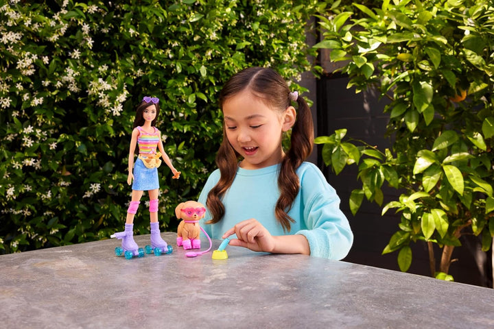 Barbie Brünette „Pets Skate and Run Puppe mit Rollschuh-Hündchen, Leine, passenden Rollschuhen, Sonn