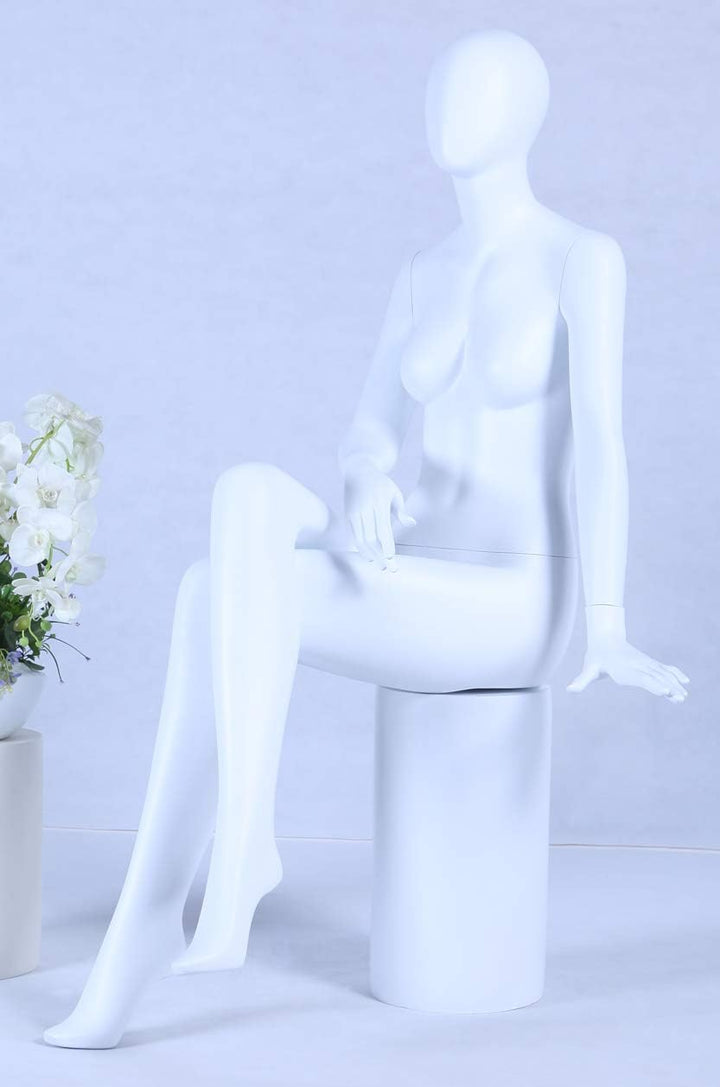 CH+39 sitzend Frau Schaufensterpuppe weiss matt lackiert hochwertig Egghead mit Metallplatte Frau We