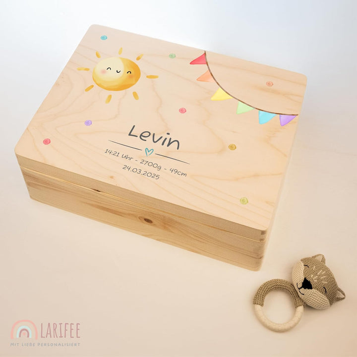 LARIFEE Erinnerungskiste personalisiert Sonne mit Name – Baby Erinnerungsbox Holz mittel 40x30x13,5