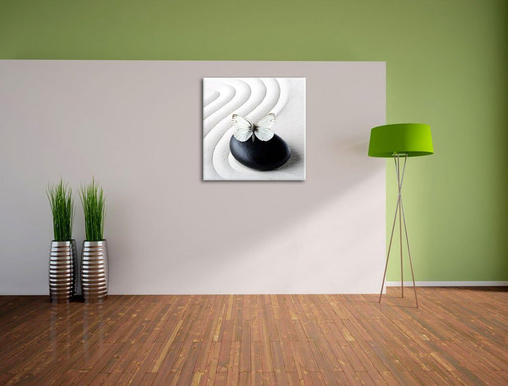 Pixxprint Schmetterling auf Zen Stein im Sand, Format: 70x70 auf Leinwand, 70x70