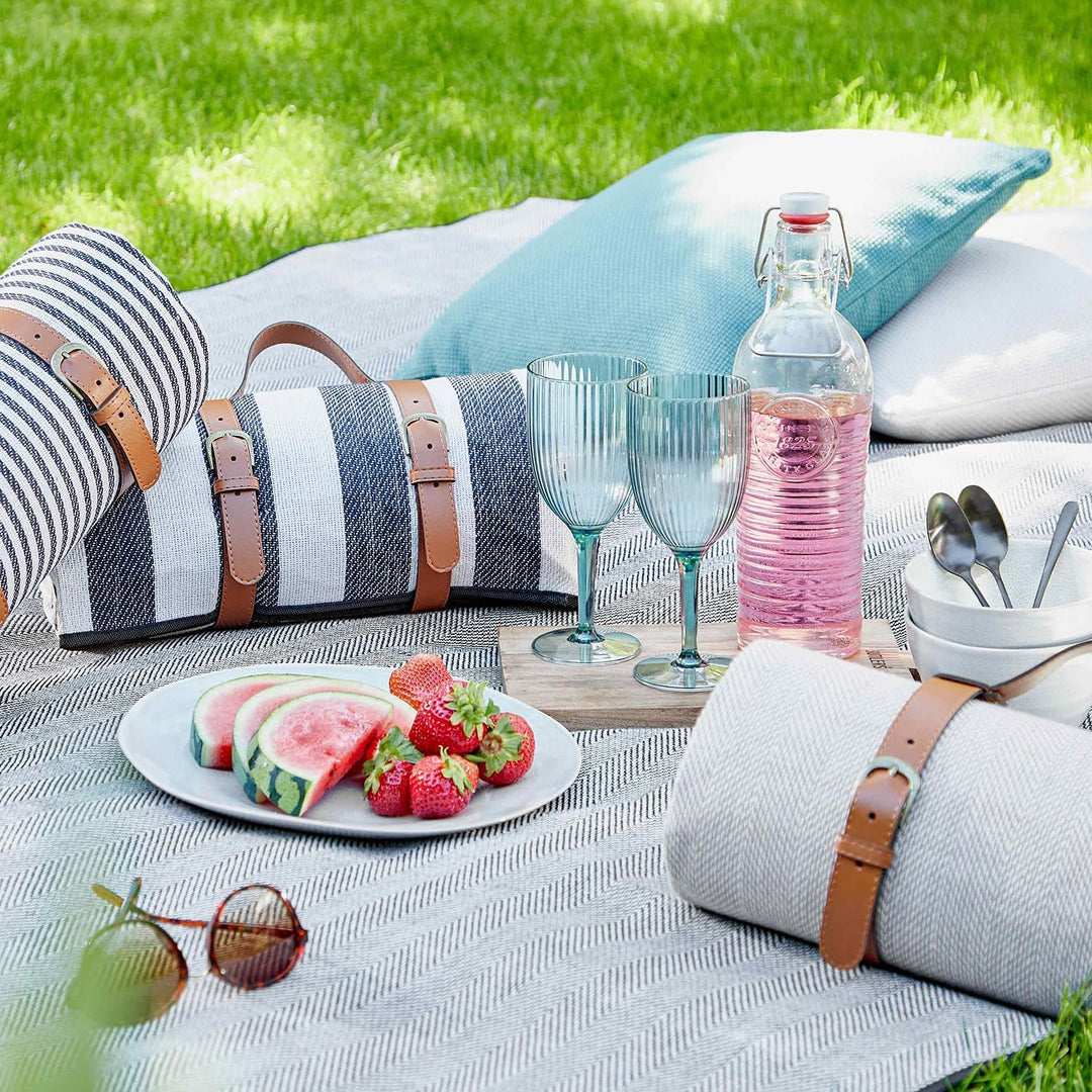 BUTLERS Picknickdecke 200x150 cm - Wanderlust - Campingdecke Outdoor im Fischgrat Design | Decke für