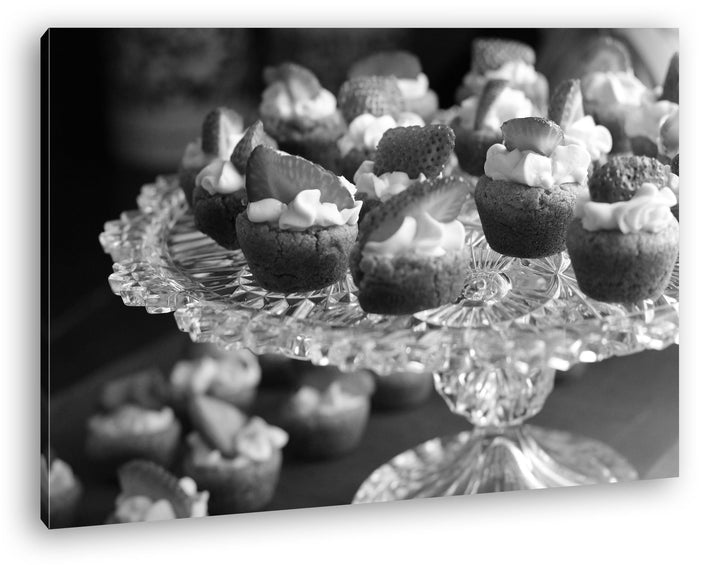 deyoli appetitliches Dessert mit Erdbeeren Effekt: Schwarz/Weiss im Format: 80x60 als Leinwandbild,