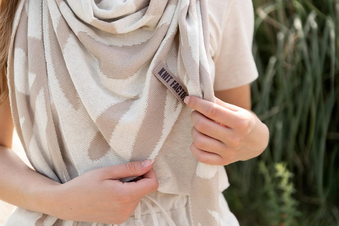 KNIT FACTORY - Leaf Dreieckstuch - Sommerschal - Fein Gestrickter Damen Schal - Umschlagtücher für d