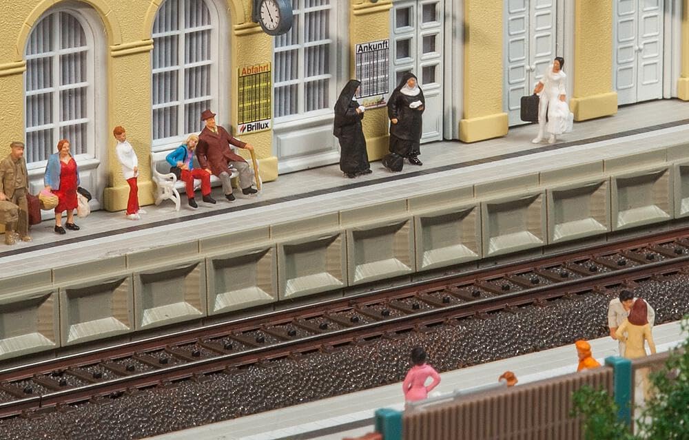 FALLER Kleinstation Zindelstein Modellbausatz mit 86 Einzelteilen 202 x 102 x 75 mm I Modelleisenbah