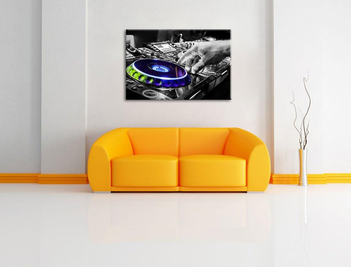 DJ bei der Arbeit am Plattenteller schwarz/weiss Format: 100x70 auf Leinwand, XXL riesige Bilder fer