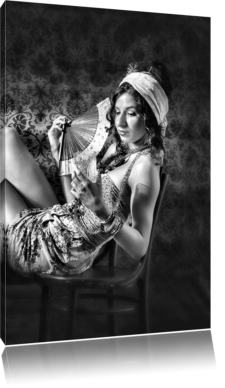 Pixxprint Monocrome, Frau mit Fächer und Drink in der Hand, Format: 100x70 auf Leinwand, 100x70