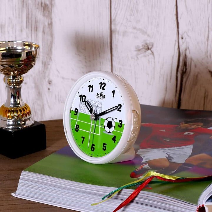 MPM Quality Design Kinder Wecker aus Kunststof, Motiv Schule, Quarz-Uhrwerk Sweep, LED Lichtfunktion