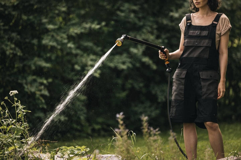 Fiskars Giessstab mit 3 Funktionen, Schwenkbarer SoftGrip-Düsenkopf, Durchflusskontrolle mit Frontre