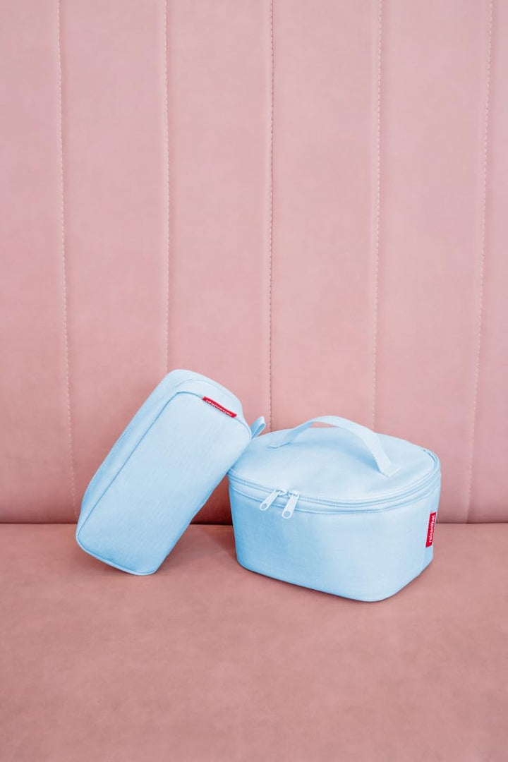 reisenthel coolerbag M Pocket Twist Powder Blue – Kühltasche mit Obermaterial aus recycelten PET-Fla