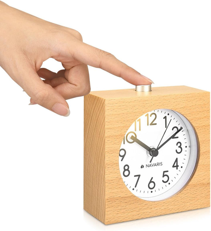 Navaris Analog Holz Wecker mit Snooze - Retro Uhr im Viereck Design mit Ziffernblatt Alarm - Leise T