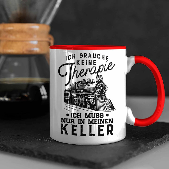 Trendation - Modelleisenbahn Tasse Geschenk für Eisenbahner Spruch Ich Muss In Meinen Keller (Rot),