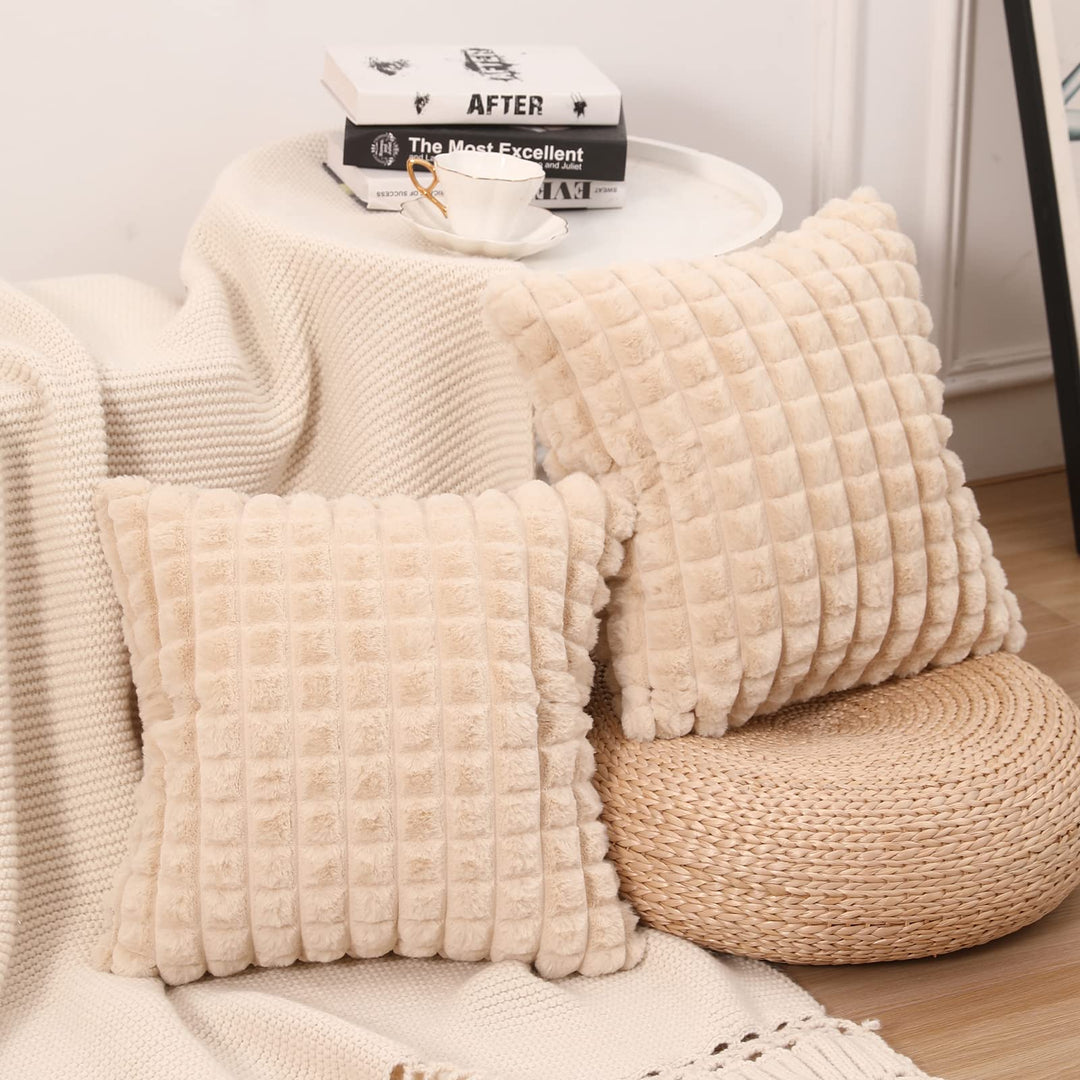 Mandioo 2er Set Super Soft Plüsch Faux Pelz Dekokissen Kissenbezüge 50x50 cm Beige, Plaid Textur Mod
