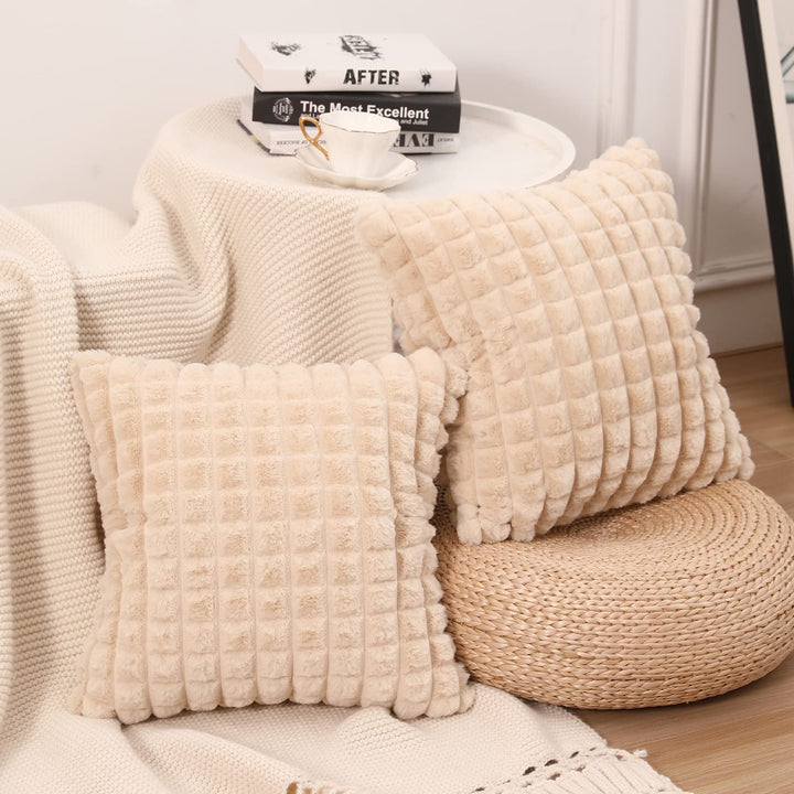 Mandioo 2er Set Super Soft Plüsch Faux Pelz Dekokissen Kissenbezüge 50x50 cm Beige, Plaid Textur Mod