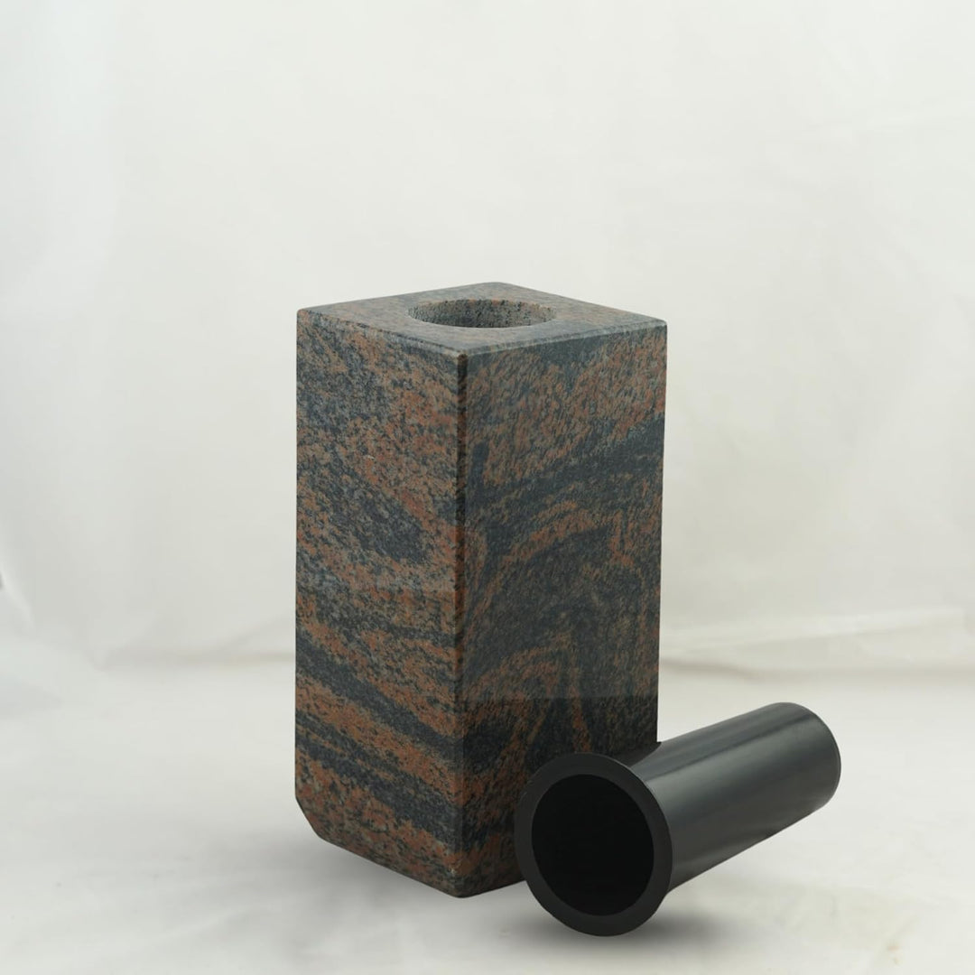 designgrab Cube-medium Designer Grabvase aus Granit Gneis Halmstad