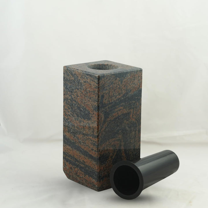 designgrab Cube-medium Designer Grabvase aus Granit Gneis Halmstad