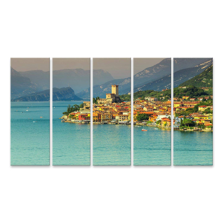 islandburner Bild auf Leinwand Atemberaubendes Malcesine Touristen Resort Hohe Berge Gardasee Italie