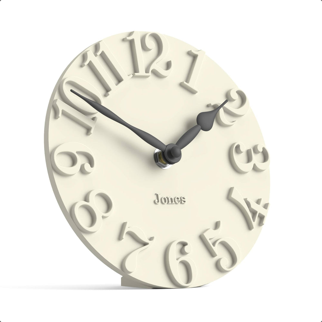JONES CLOCKS® Hampstead Schreibtisch Uhr | Freistehend | Blasscreme | Elegante, erhabene Ziffern | I
