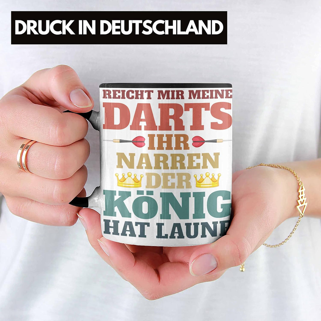 Trendation - Dart Tasse Dartpfeil Reicht Mir Meine Darts Spruch Männer Dart-Spieler Geschenkidee (Sc
