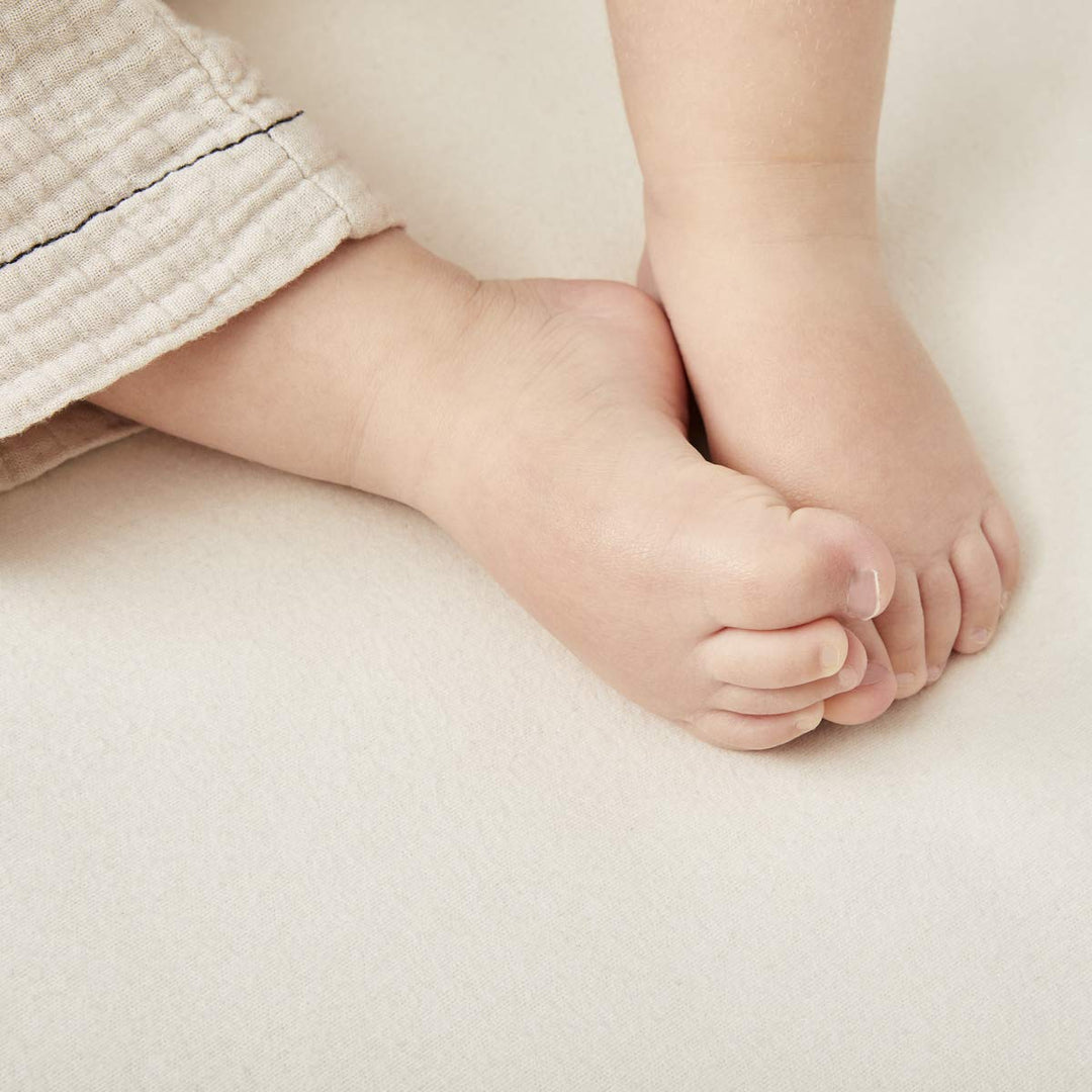 The Little Green Sheep Wasserdichter Matratzenschoner, aus Naturstoffen, Kinderbettgrösse 100 g (12e