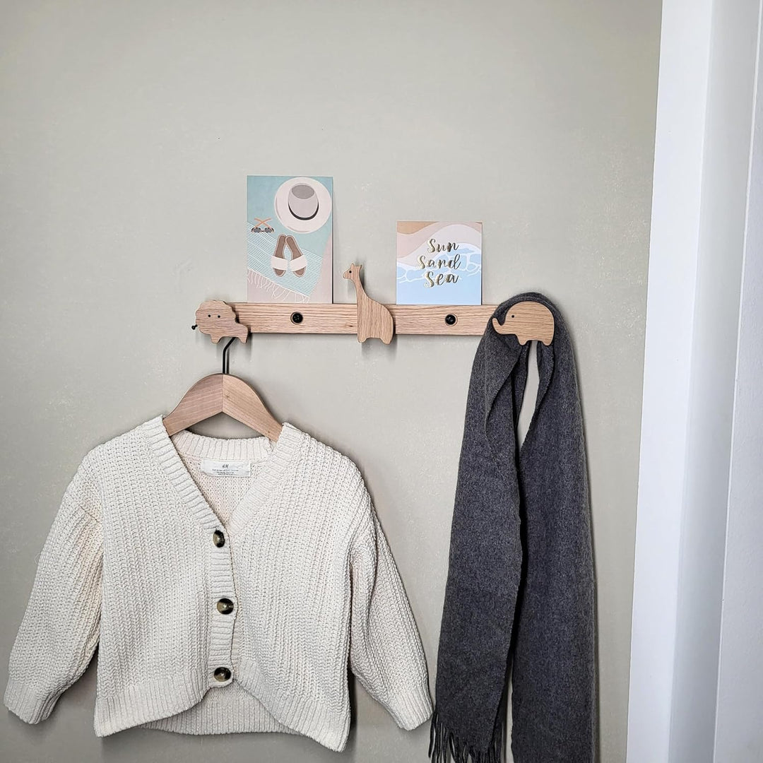 Kinder Garderobe aus massivem Eichenholz, Afrikanische Tiere, Wandgarderobe, Hakenleiste, Bilderleis