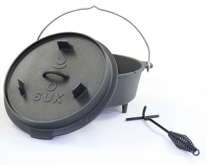 SOUK ONE Dutch Oven Set - Eingebrannter Gusstopf mit Füssen Feuertopf aus Gusseisen mit praktischem