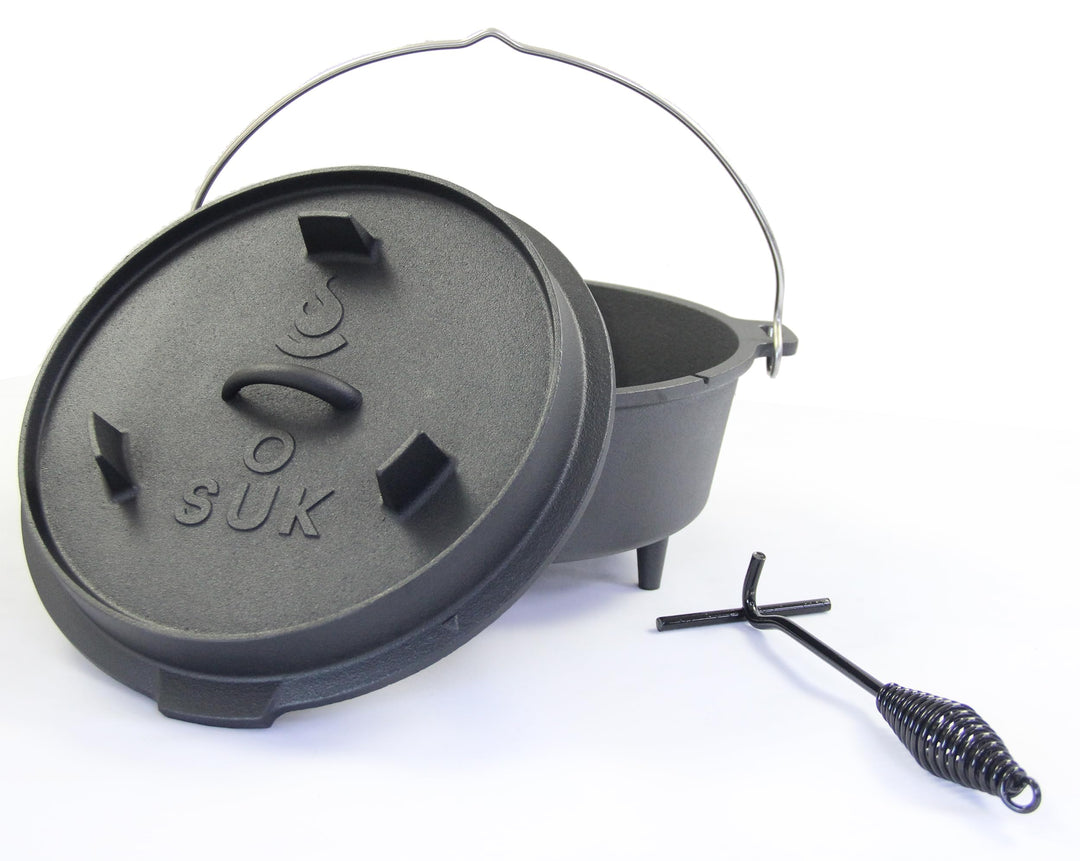 SOUK ONE Dutch Oven Set [9 L]- Eingebrannter Gusstopf mit Füssen Feuertopf aus Gusseisen mit praktis