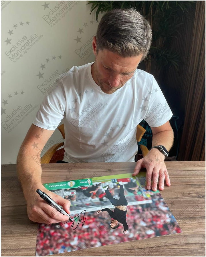 Exclusive Memorabilia Bayer Leverkusen Foto signiert von Xabi Alonso. Deluxe-Rahmen