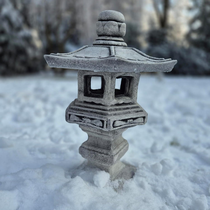FABRIQ Japanische Laterne Yukimi-Doro 42 cm – Schwarz – Frostbeständige Steinlampe – Asiatische Gart