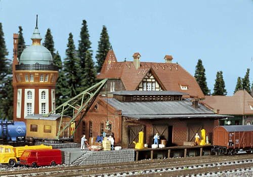 FALLER Güterhalle mit Ladekran Modellbausatz mit 118 Einzelteilen 182 x 98 x 65mm I Modelleisenbahn