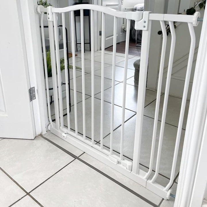 Bettacare Gebogenes Hundetor, 107cm - 116cm, Mattweiss, Druckmontage Haustiertor für Hunde und Welpe