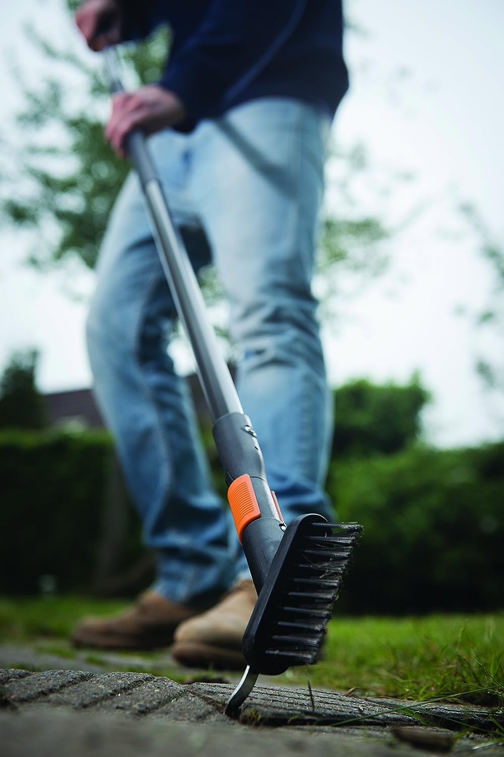 Fiskars Fugenbürste mit zusätzlicher Kratz-Klinge, Gerätekopf, Länge: 18,5 cm, Breite: 15 cm, Stahl-