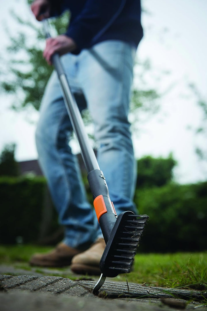 Fiskars Fugenbürste mit zusätzlicher Kratz-Klinge, Gerätekopf, Länge: 18,5 cm, Breite: 15 cm, Stahl-