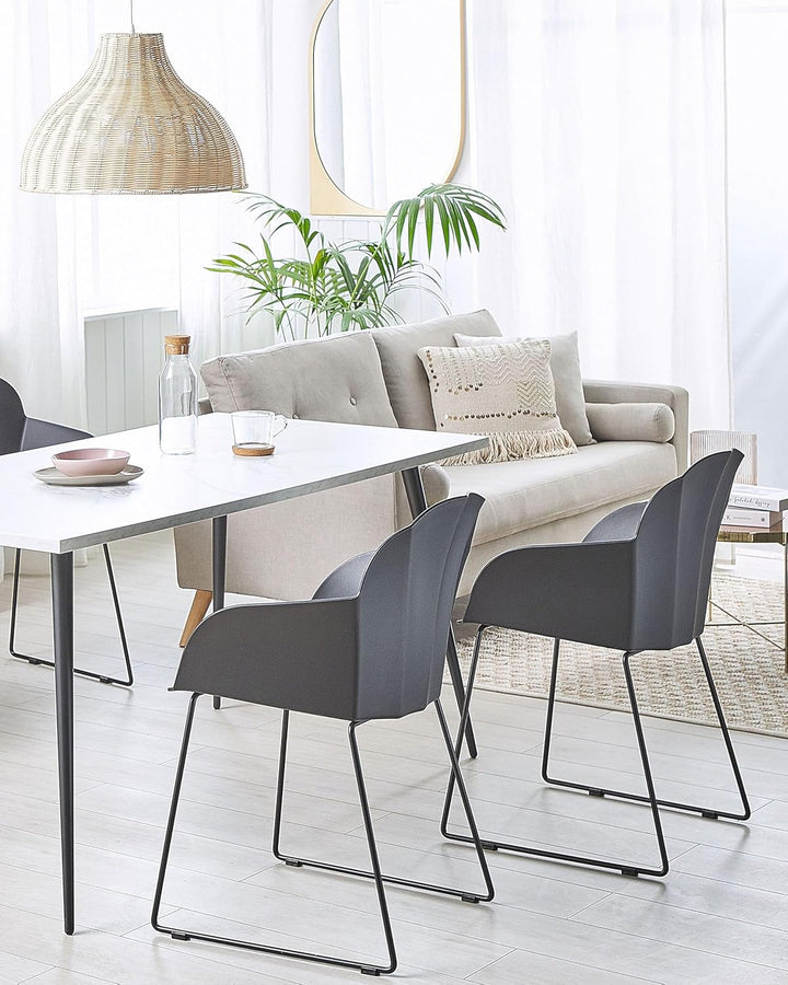 Schwarzes 2er Set Esszimmerstuhl aus Kunststoff mit Metallbeinen Sylva