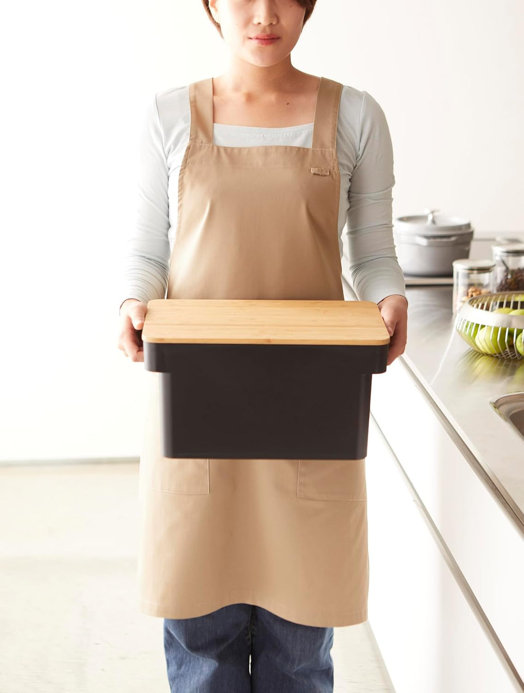 Yamazaki 4947 TOWER Brotkasten mit Messerablage, schwarz, Polypropylen/Bambus, Minimalistisches Desi