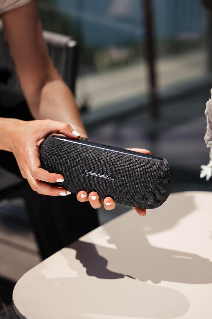 Harman Kardon Luna Bluetooth-Box in Schwarz – Tragbarer, wasserdichter Bluetooth-Lautsprecher – Bis