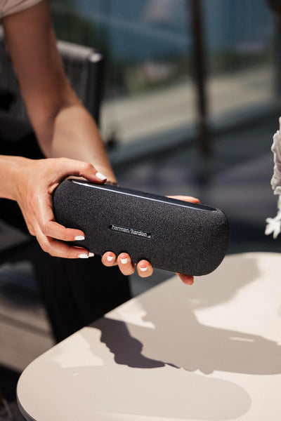 Harman Kardon Luna Bluetooth-Box in Schwarz – Tragbarer, wasserdichter Bluetooth-Lautsprecher – Bis