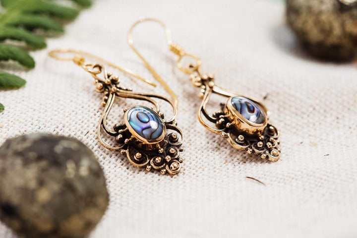 WINDALF Bohemia Ohrschmuck SALIA 5 cm Pauamuschel mit Blumen-Ornamentik Ohrhänger Bronze