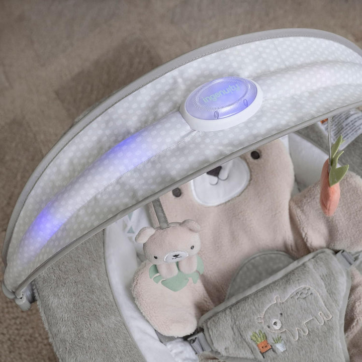 Ingenuity - InLighten Babywippe mit Lichtern, Nate Bunny, Spielzeugleiste, Vibrationen, Geräuschen,